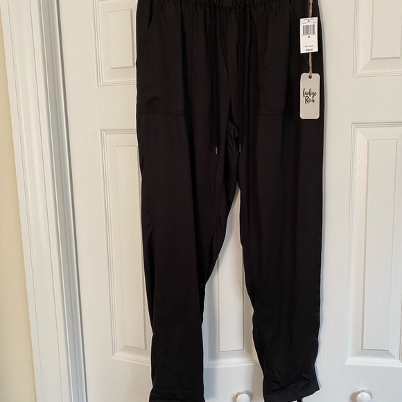 Black slacks - Picture 3 of 4